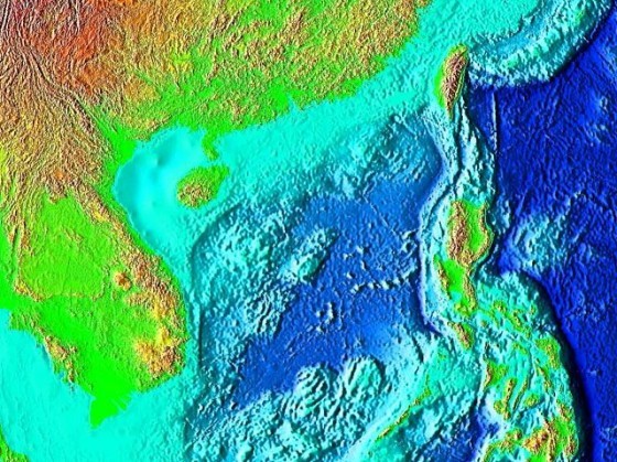 台灣南海的海底地形，其中可以看到由歐亞板塊隱入菲律賓海板塊的馬尼拉海溝。