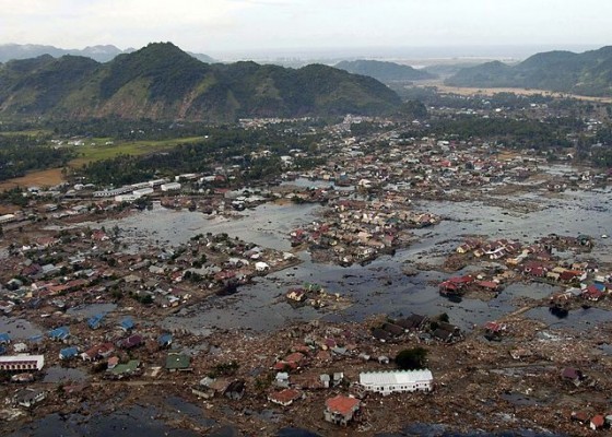 2004年印尼海嘯後，村落受損嚴重。圖／U.S. Navy photo by Photographer's Mate 2nd Class Philip A. McDaniel 