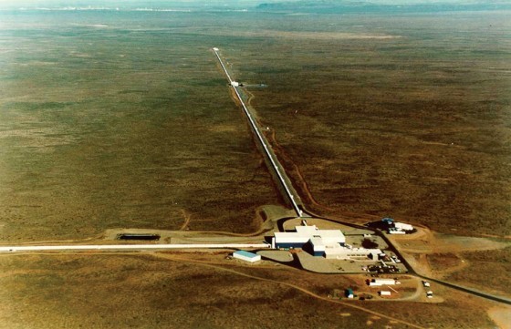 雷射干涉重力波天文台的設施一瞥（圖片來源：Nature Photonics）