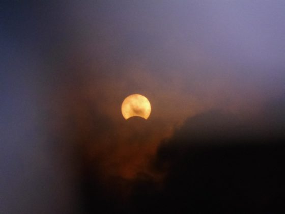 2016 年 3 月 9 日台南所觀測的日偏食，許皓翔透過日食觀測眼鏡所拍攝並分享到泛科學粉絲團。（由許皓翔授權提供。）