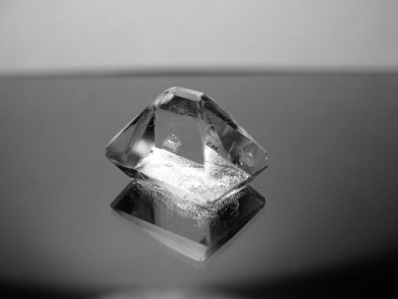 640px-Potassium_alum_octahedral_like_crystal
