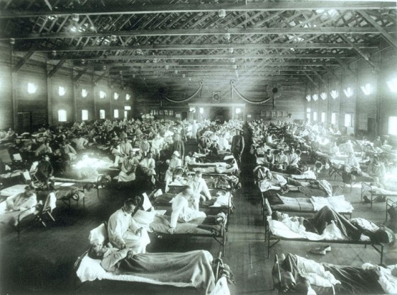 美國堪薩斯州芬斯頓野戰醫院中的西班牙流感病患，攝於1918年（翌年2月間刊出）。圖／wikipedia