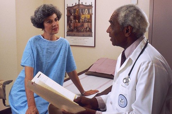 Doctor_consults_with_patient_(7)