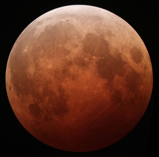 911px-Lunar_eclipse_October_8_2014_California_Alfredo_Garcia_Jr_mideclipse