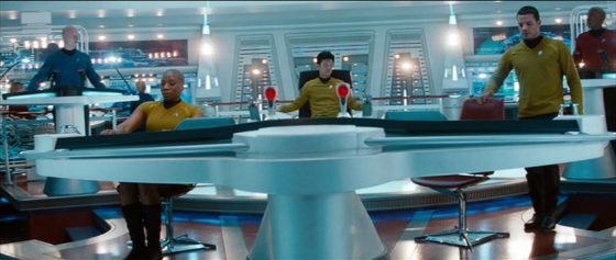 星艦的人工重力讓船員能夠活動自如（圖片來自〈闇黑無界：星際爭霸戰〉）