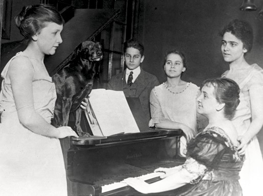 麥克林托克一家四個小孩和母親的合照。（左三為芭芭拉。圖片來源）
