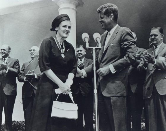 凱爾西從甘迺迪手中接下獎項。有趣的是，甘迺迪的夫人賈桂琳，在凱爾西力擋沙利竇邁的期間，也正好懷孕，成了潛在的受益人（圖片來源）