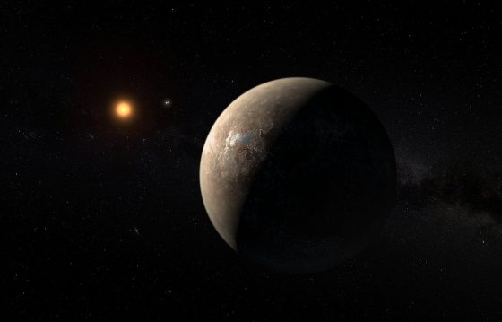 藝術家筆下的 Proxima b 正繞著遠方的比鄰星運行，更遠處兩顆較亮的星為半人馬座 α 星 A 與 B，這兩顆星與比鄰星組成三合星系統。Credit: ESO/M. Kornmesser