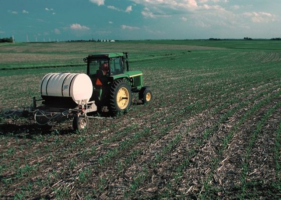 640px-Fertilizer_applied_to_corn_field