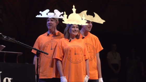 呼應主題「時間」，今年的甜便便小姐由會以唱歌提醒的人體時鐘取代。圖片來源：The 26th First Annual Ig Nobel Prize Ceremony