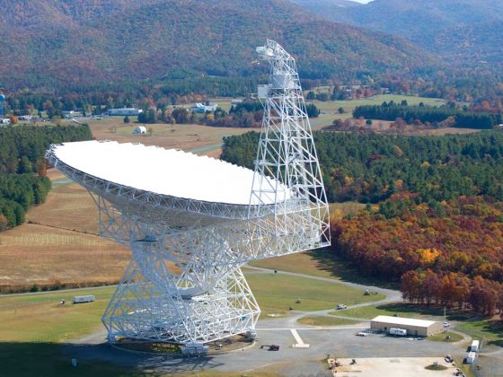 直徑100公尺的綠堤電波望遠鏡，是全球最大的可操控電波望遠鏡。圖 / Credit : NRAO 