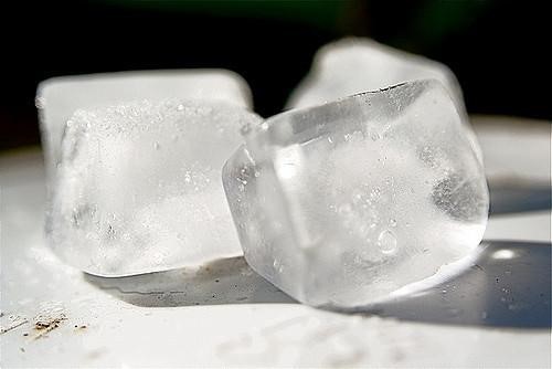 冰塊的製程中有可能會沾染諾羅病毒。圖／by Steven Depolo@flickr.
