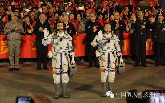 太空人景海鵬（右）和陳冬於10月17日淩晨出征。圖片來源：中國航天科技集團公司，攝影／姚天宇