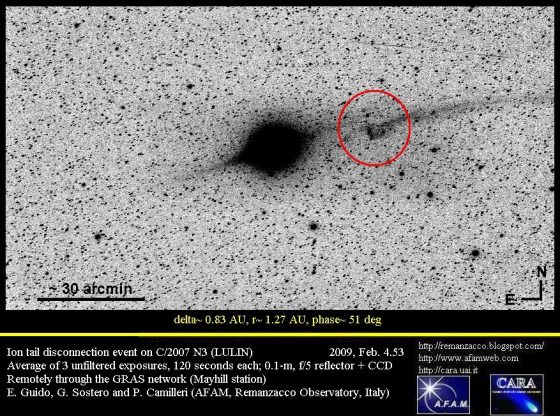 鹿林彗星的離子尾產生斷裂的現象（紅圈處）。圖 / http://www.fototime.com/%7B9C1CC635-B45B-4B04-811D-802DC4DDFFAD%7D/picture.JPG （Ernesto Guido、Giovanni Sostero、Paul Camilleri，http://remanzacco.blogspot.com）