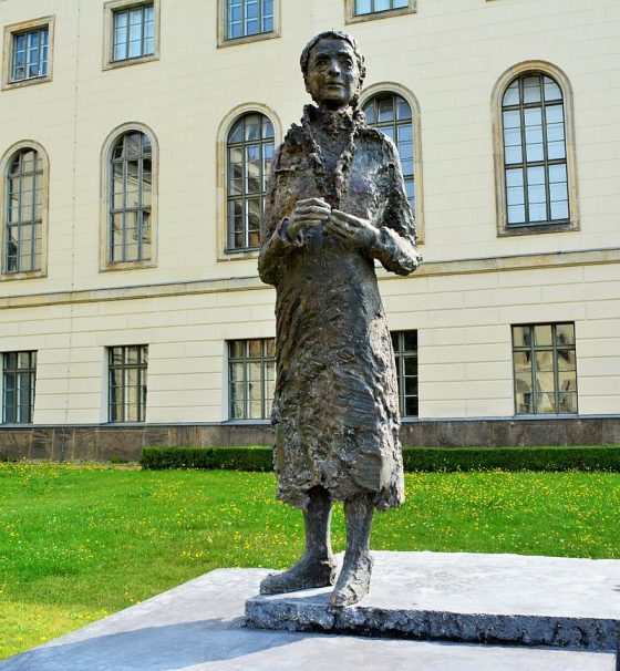 柏林的莉澤．邁特納紀念雕像（圖片來源）