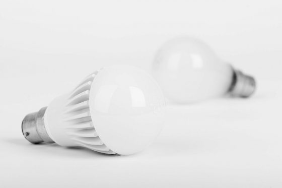 LED 燈泡（前）較一般白熾燈泡（後）更為省電。圖 / pixabay, CC License