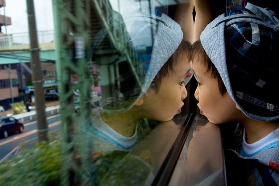 透過窗戶看到的事物可能因為窗戶本身的限制而與真實世界不同，但由於沒有機會踏出高樓而誤把它們當作真相。圖／Jeff Laitila @ Flickr
