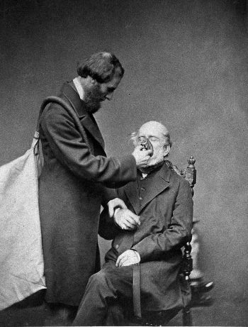 約瑟夫‧克羅夫以一位病患來示範他的氯仿吸入器。（倫敦，惠康圖書館，1862 年）圖／《醫學，為什麼是現在這個樣子？》