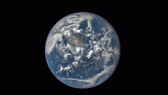 地球自轉由於潮汐作用而逐漸趨緩，而月球的運行速度的歷史紀錄是以地球自轉一周的日為單位來記錄，所以造成所謂的「月球加速」。圖／wiki
