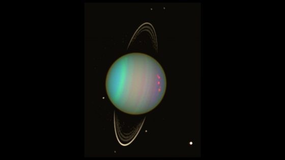 哈伯望遠鏡 2003 年 8 月拍到的天王星影像，包括天文星環和部分的衛星。 圖／NASA/Erich Karkoschka