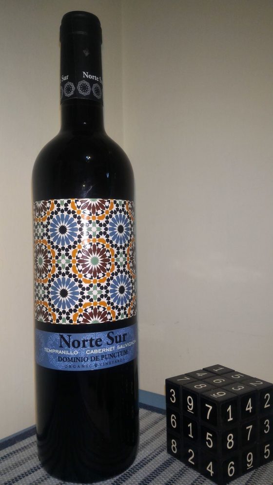 這瓶來自西班牙的紅酒，酒瓶上的貼紙包裝即為伊斯蘭幾何圖樣。西班牙留有許多伊斯蘭文化的遺產，我猜酒廠／酒商也認為這是個值得驕傲的文化象徵才當做是貼紙。圖／作者拍攝