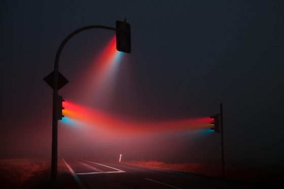 這張拍攝於德國魏瑪的延時疊加照片，不嚴格但有趣地展現了不同色光在霧中的穿透力差異。圖／Lucas Zimmermann