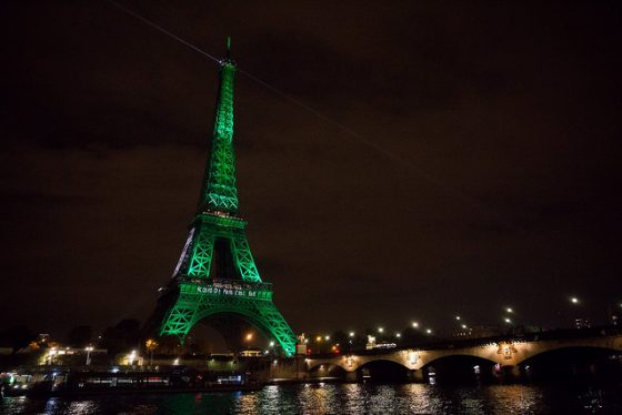 綠色的艾菲爾鐵塔，象徵巴黎協議的通過。圖／usa.gov@flickr