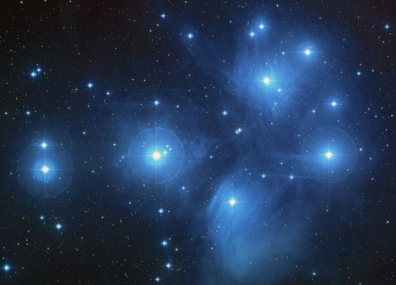 你猜得出來這些星星代表哪個星座嗎？（M45星團，圖片取於維基百科）