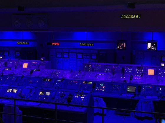 圖/美國甘迺迪太空中心展示阿波羅登月任務的農神五號發射控制室。(陳維鈞拍攝)