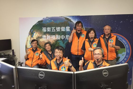圖/福衛五號在2017年8月成功發射升空後，衛星發射團隊在衛星發射控制中心合影。(國家太空中心提供)