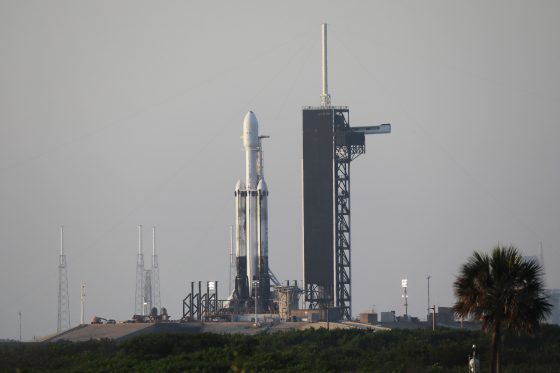 圖/搭載六枚福衛七號的獵鷹重型火箭在美國佛州甘迺迪太空中心SLC-39A發射台準備就緒。(陳維鈞拍攝)