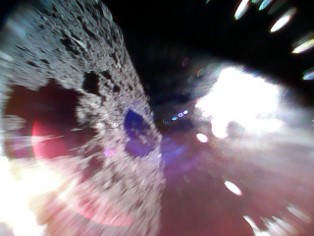 HIBOU 在登陸龍宮後，於一次跳躍的過程中拍攝的影像。圖／JAXA
