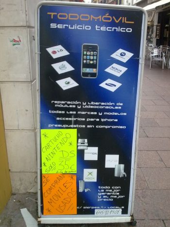 西班牙南部大城 Sevilla 大街上的手機解鎖廣告。 "liberación": 使自由