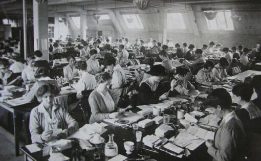 第一次世界大戰期間, 俘虜與敵對國的郵件都被拆開來檢查。