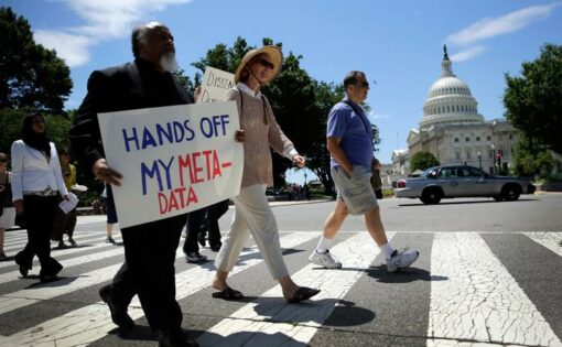 抗議政府蒐集公民 metadata 的遊行