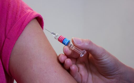 https://pixabay.com/zh/photos/vaccination-doctor-syringe-medical-1215279/