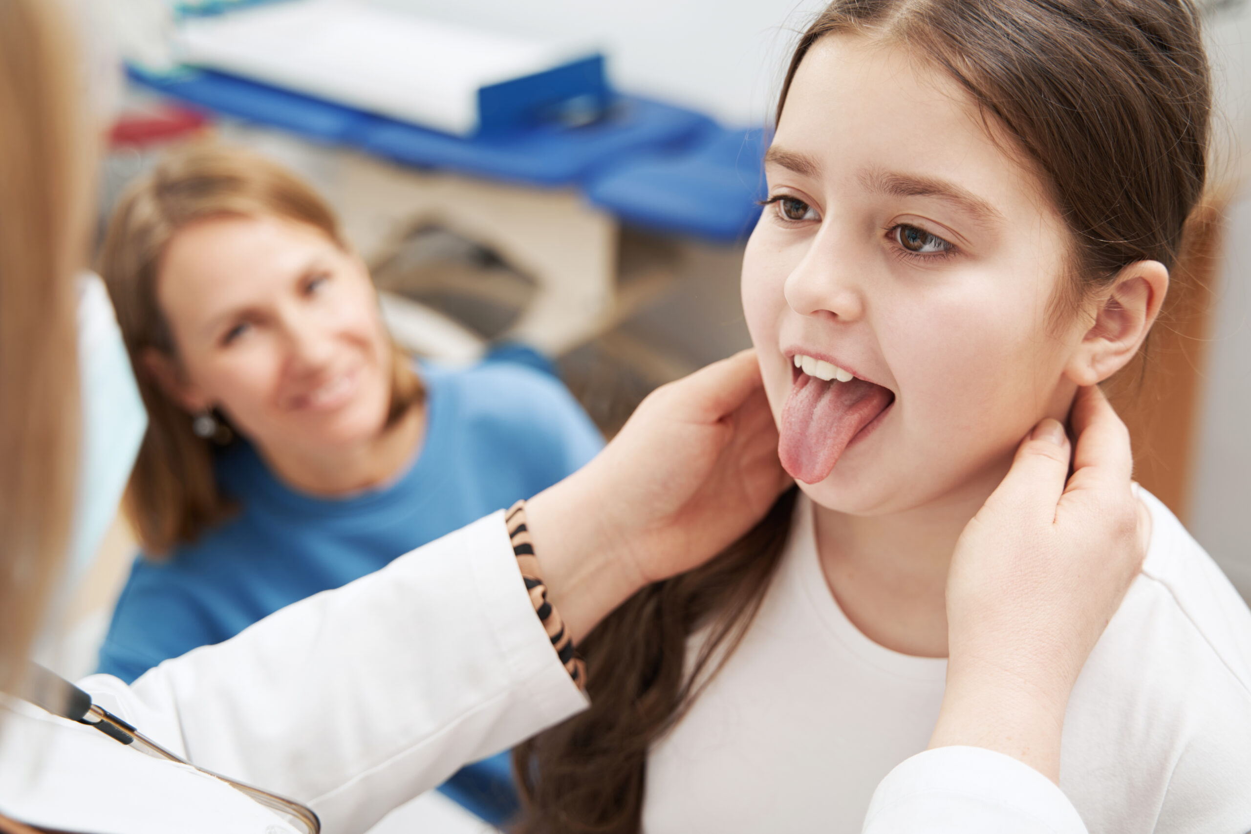 doctor-examining-child-lymph-nodes-and-mouth-in-clinic-pansci