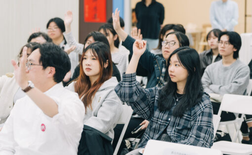 從被動聽課到主動提問，學生在討論中逐步建構觀點；研究指出，參與式學習能顯著提升理解與長期記憶效果。