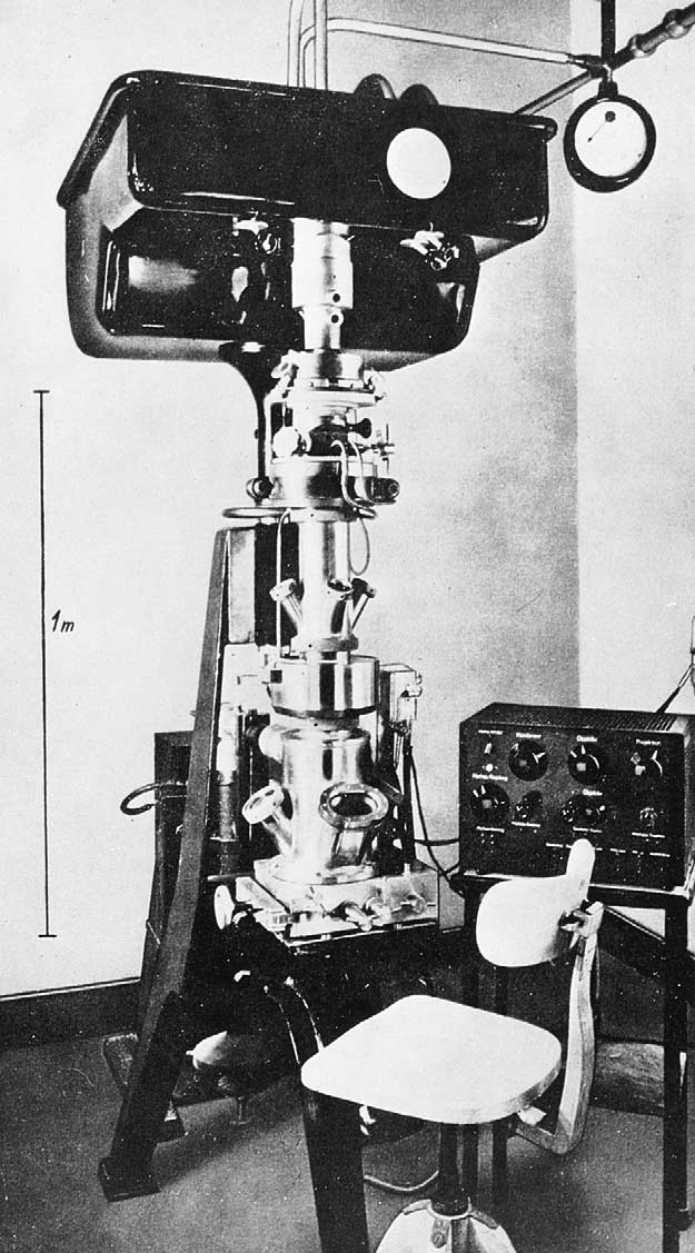1938年在西門子實驗室研發的電子顯微鏡
