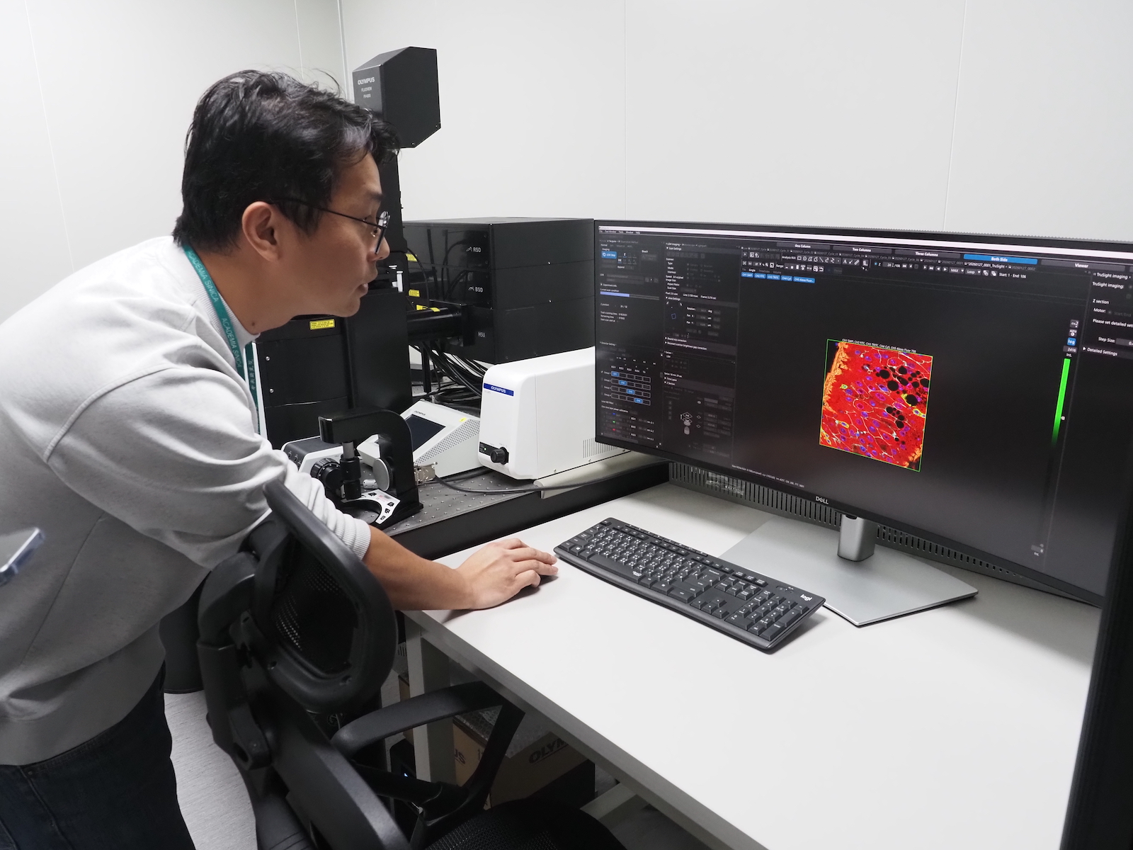 温榮崑常親自測試機器